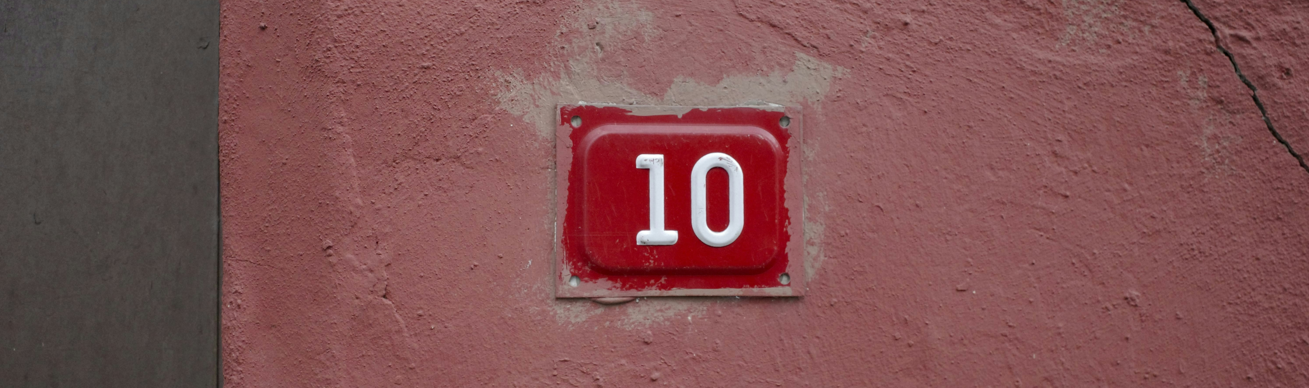 A door number 10 on a clay background